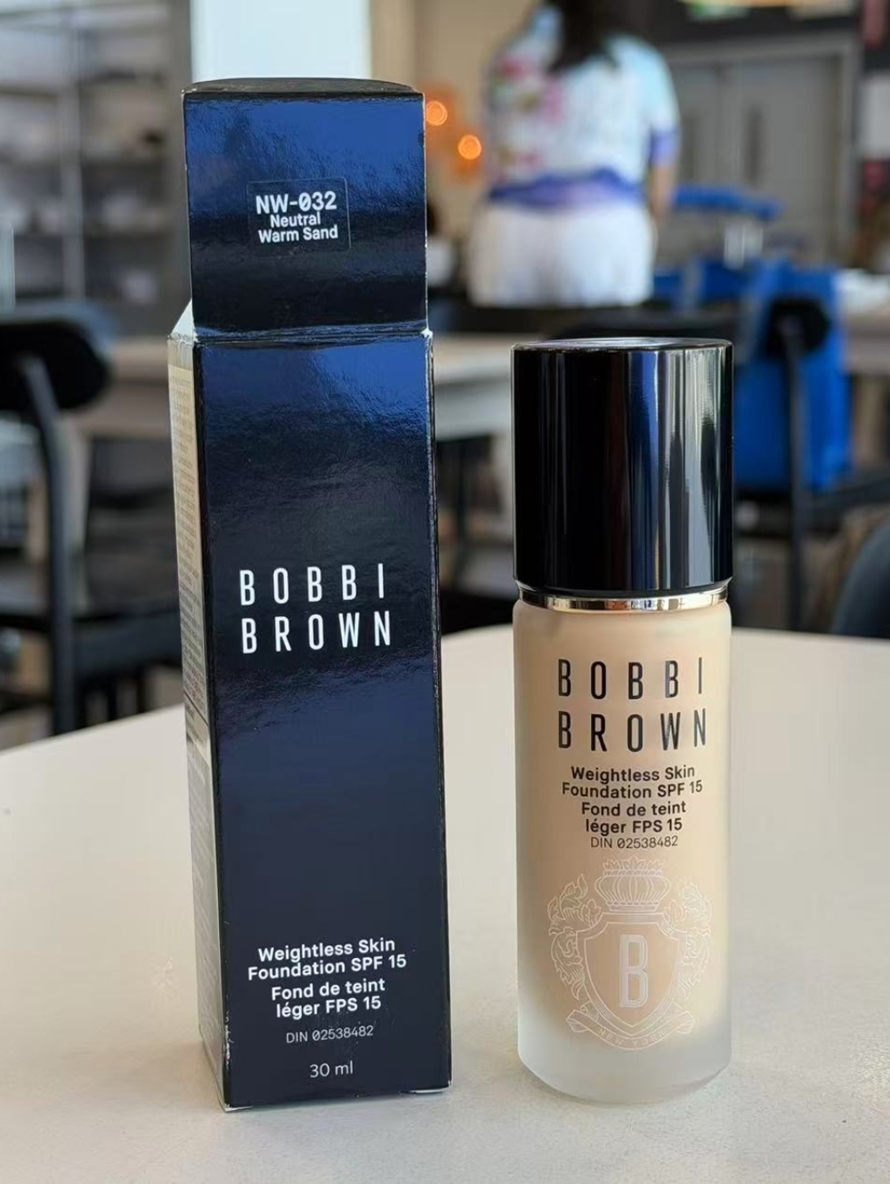 Bobbi Brown Weightless Skin Foundation SPF 15 - Neutral Warm Sand NW-032
